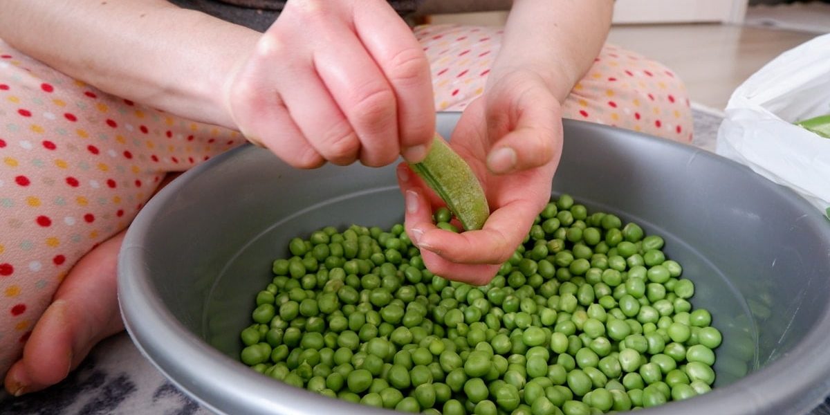 Peas, peeled green peas.