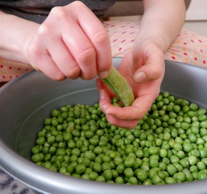 Peas, peeled green peas.