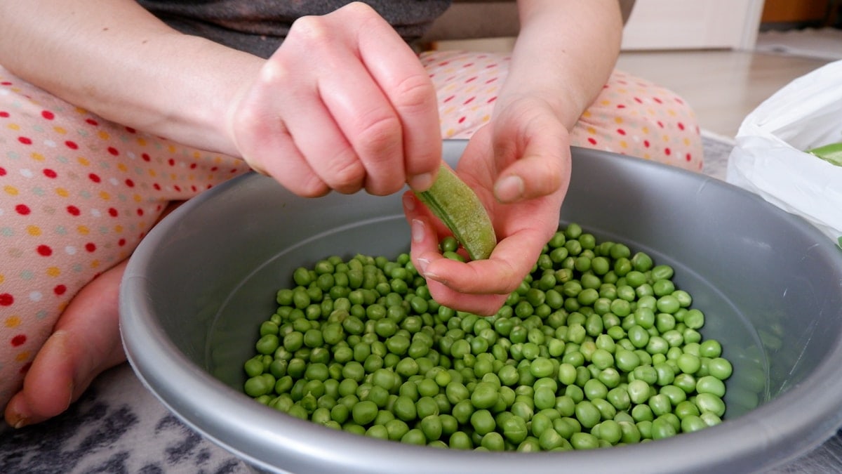 Peas, peeled green peas.